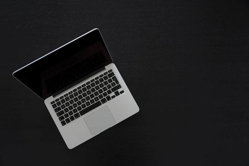 Mano sosteniendo un lápiz óptico sobre una tableta gráfica con pantalla encendida